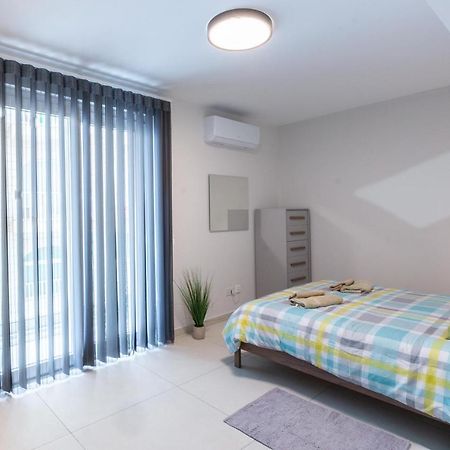 Seafront Luxury Apartment Сейнт Полс Бей Екстериор снимка