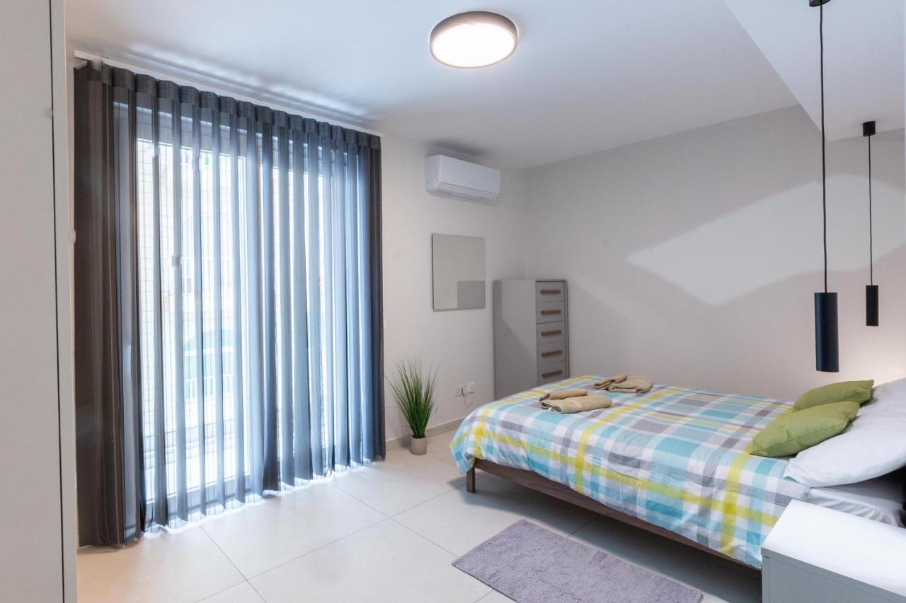 Seafront Luxury Apartment Сейнт Полс Бей Екстериор снимка