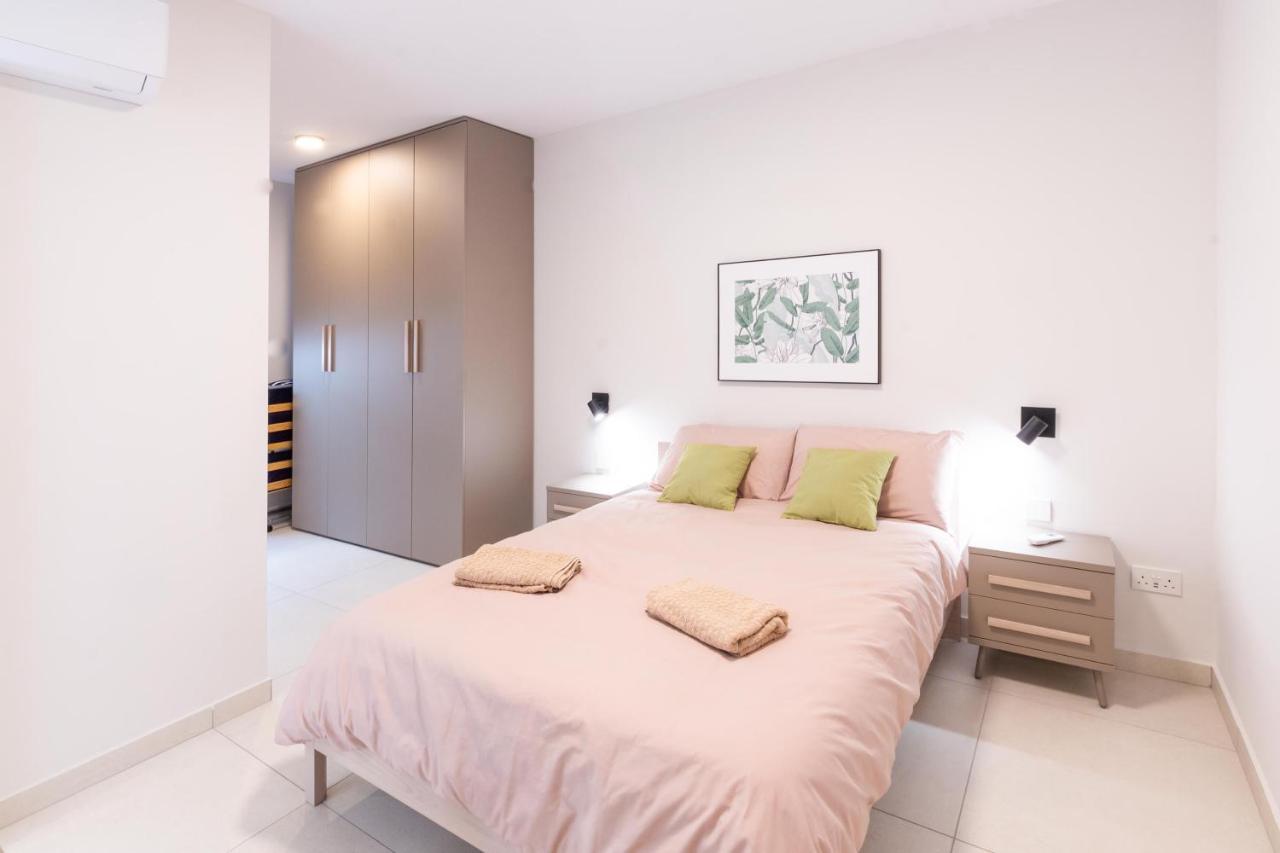Seafront Luxury Apartment Сейнт Полс Бей Екстериор снимка